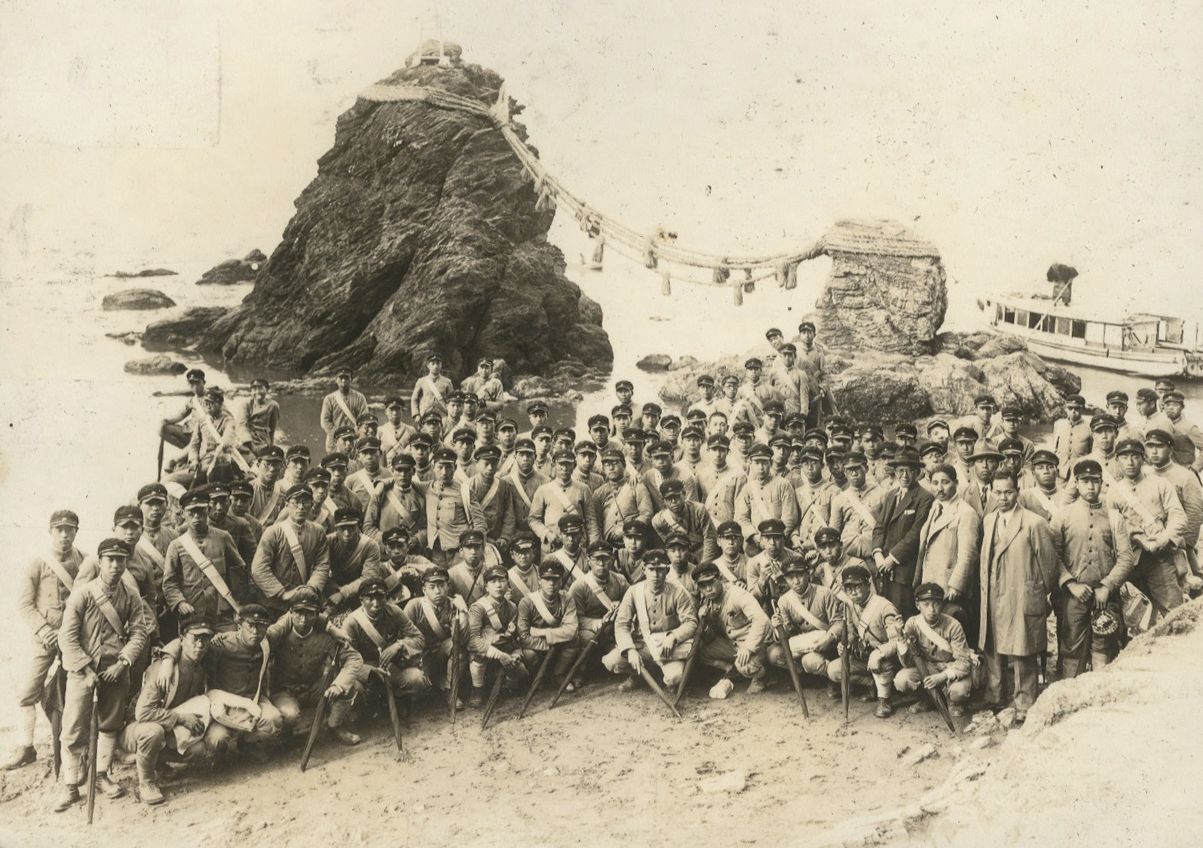 Photographe non identifié 
Japon, c. 1910-1920. 
Soldats. Exercices militaires. Régiments. Manoeuvres. Entrainement au kendo.
Album in-4 oblong, composé de 100 épreuves argentiques d'époque. Nombreuses légendes à l'encre blanche en japonais sur les montages et sur les épreuves. Timbre sec du photographe (1) sur une épreuve. Signature Taÿi Suzuki sur la 3e de couverture.
Formats des épreuves : de 4,5 x 3 à 11 x 15,5 cm 

Unidentified photographer 
Japan, c. 1910-1920. 
Soldiers. Military exercises. Regiments. Manoeuvres. Kendo training.
4to album, composed of 100 vintage gelatin silver prints. Several captions in white ink in Japanese on mounts and on prints. Photographer blindstamp (1) on the print. Taÿi Suzuki signature on the third cover.
Dimensions : from 4,5 x 3 to 11 x 15,5 cm