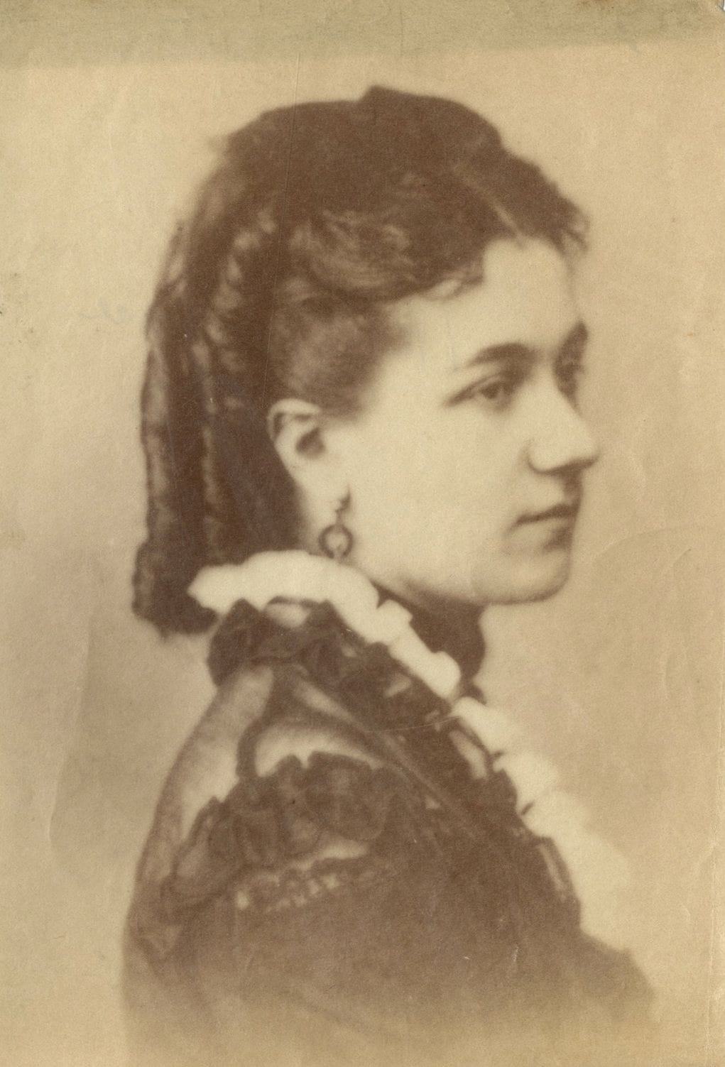 Henri Sauvaire (1831-1896) 
Photomontage, famille Sauvaire. Mme Sauvaire, c. 1870. 
Deux épreuves sur papier albuminé. Annotations manuscrites et dates aux versos. 
12 x 16 et 13 x 9 cm 

Henri Sauvaire (1831-1896) 
Photomontage, Sauvaire family. Ms. Sauvaire, c. 1870. 
Two albumen prints. Handwritten annotations and dates on verso. 
12 x 16 and 13 x 9 cm
