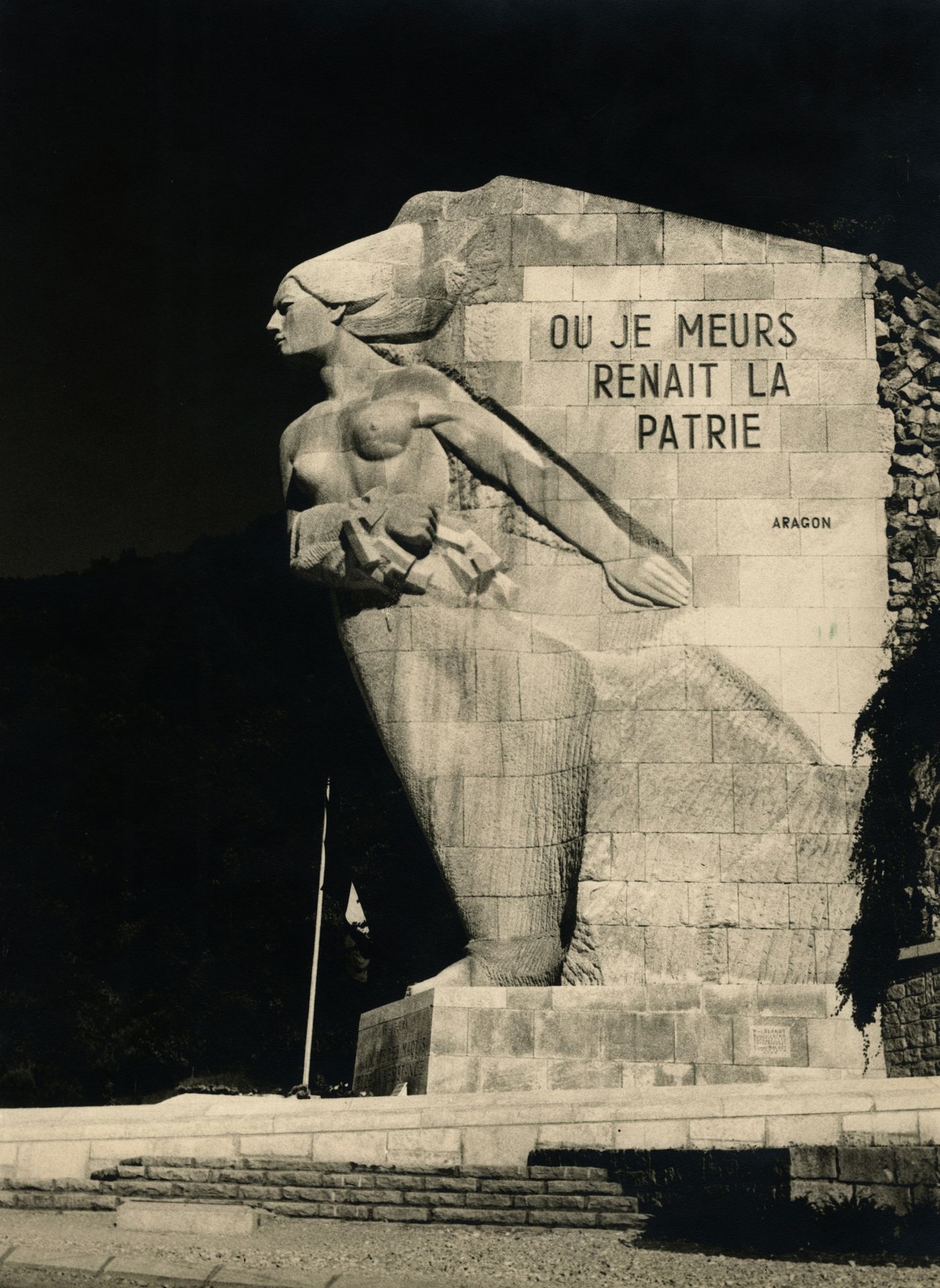 Photographe non identifié 
Le Mémorial des maquis de l'Ain et de la Résistance ou Mémorial du Val d'enfer, c. 1950. 
Épreuve argentique d'époque, contrecollée sur carton. 
39,5 x 29,5 cm 

Unidentified photographer 
The Memorial of the Ain Maquis or Memorial of the Val d'enfer, c. 1950. 
Vintage gelatin silver print, mounted on cardboard. 
39.5 x 29.5 cm