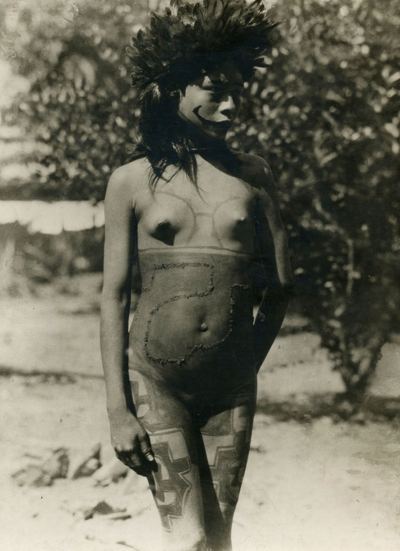 Photographe non identifié
Jeune fille scarifiée de la tribu Ocaina. Amazonie, c. 1930.
Épreuve argentique d'époque, contrecollée sur carton.
23 x 17,3 cm

Unidentified photographer
Scarred girl of the Ocaina tribe. Amazon, c. 1930.
Vintage gelatin silver print, mounted on cardboard.
23 x 17.3 cm