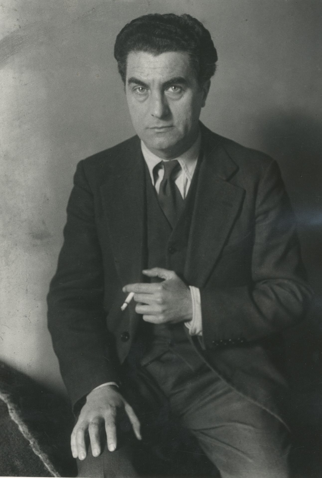 Brassaï (Gyula Halasz, dit) (1899-1984)
Edgard Varèse, 1932. 
Épreuve argentique (c. 1980), signée et numérotée à 40 exemplaires à l'encre dans la marge inférieure. Signature, titre, date et numérotation à 40 exemplaires au verso. 
Image : 30 x 20,5 cm 
Feuille : 40,4 x 30,2 cm 

Brassaï (Gyula Halasz) (1899-1984)
Edgard Varèse, 1932. 
Gelatin silver print (c. 1980), signed and numbered in the lower margin. Signature, title, date and numbering on verso. Edition of 40.
Image: 30 x 20.5 cm 
Paper: 40.4 x 30.2 cm