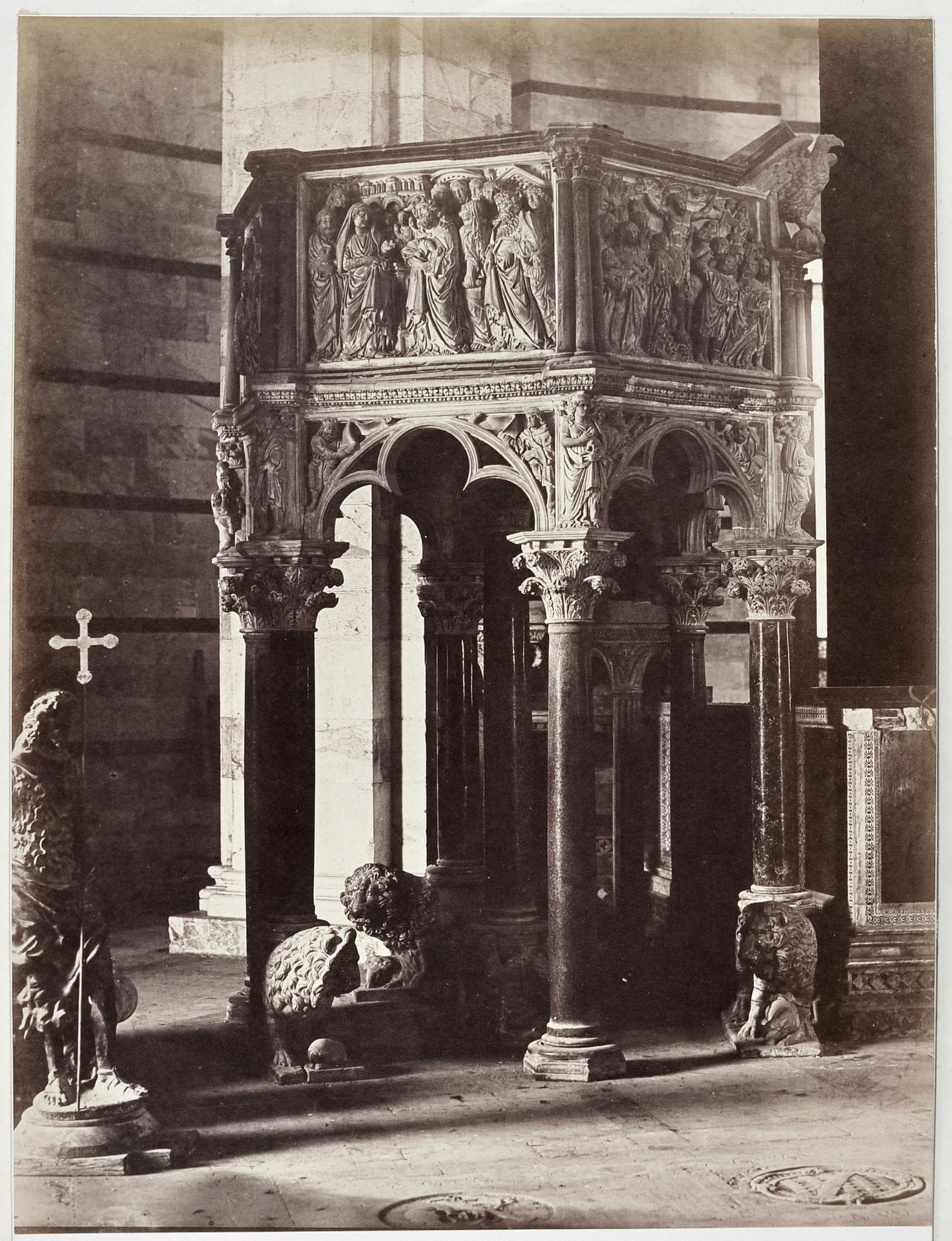 Fratelli Alinari (attribué à)
Pise, c. 1855. 
Pupitre de Nicola Pisano près du baptistère. 
Épreuve sur papier salé-albuminé, contrecollée sur carton. Légende manuscrite à l'encre sur le montage. 
34,5 x 26,1 cm 

Fratelli Alinari (attributed to)
Pisa, c. 1855. 
Nicola Pisano's lectern near the Baptistery. 
Albuminized salt print, mounted on cardboard. Handwritten caption in ink on mount. 
34,5 x 26,1 cm