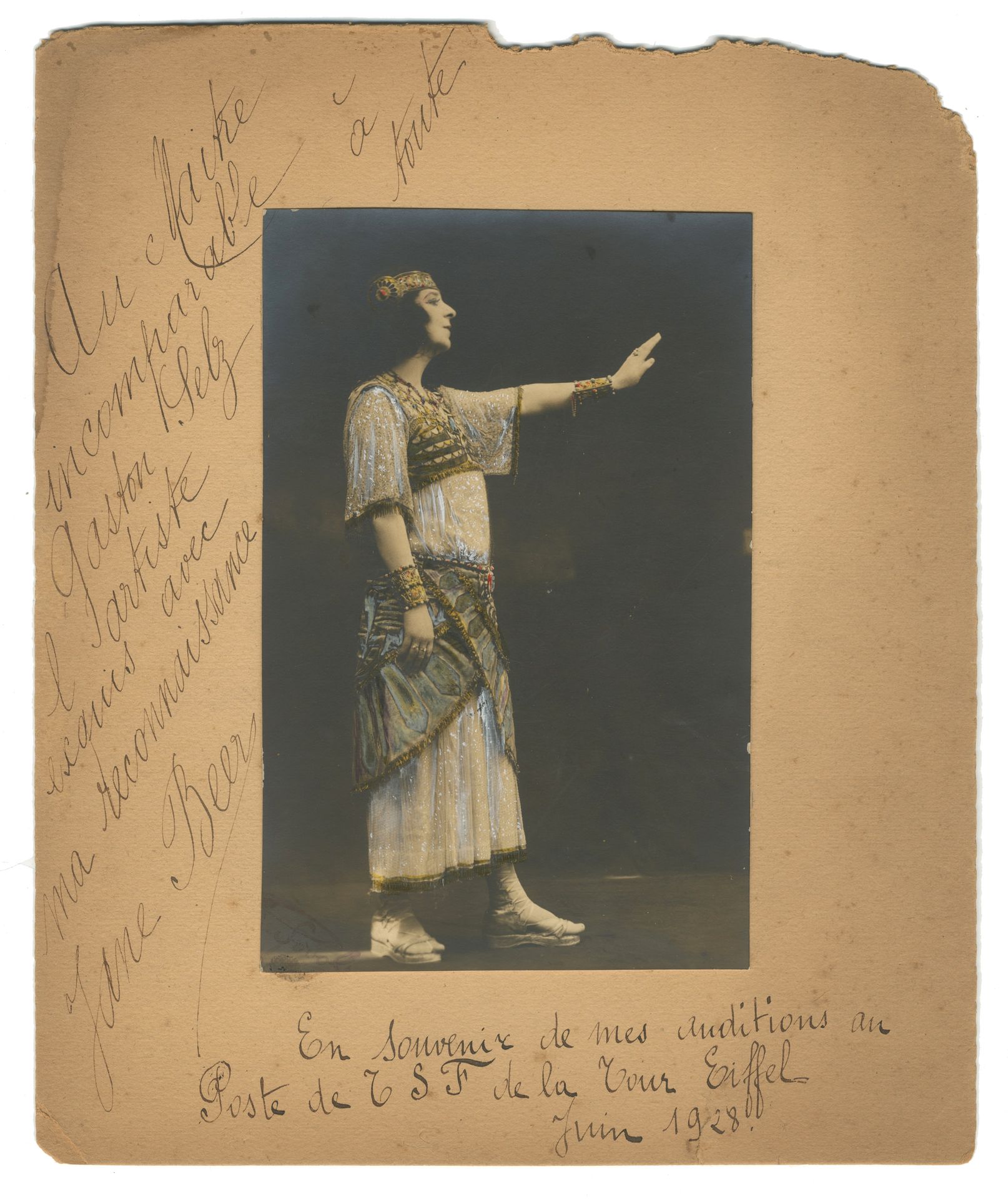 Photographe non identifié
La soliste Jane Beer, juin 1928. 
Épreuve argentique d'époque, rehaussée à la gouache et contrecollée sur carton. Dédicace manuscrite de Jeanne Beer à Gaston Selz sur le montage. 
20,3 x 13 cm 

Unidentified photographer
Soloist Jane Beer, June 1928. 
Vintage gelatin silver print, enhanced with gouache and mounted on cardboard. Handwritten dedication from Jane Beer to Gaston Selz on mount. 
20.3 x 13 cm