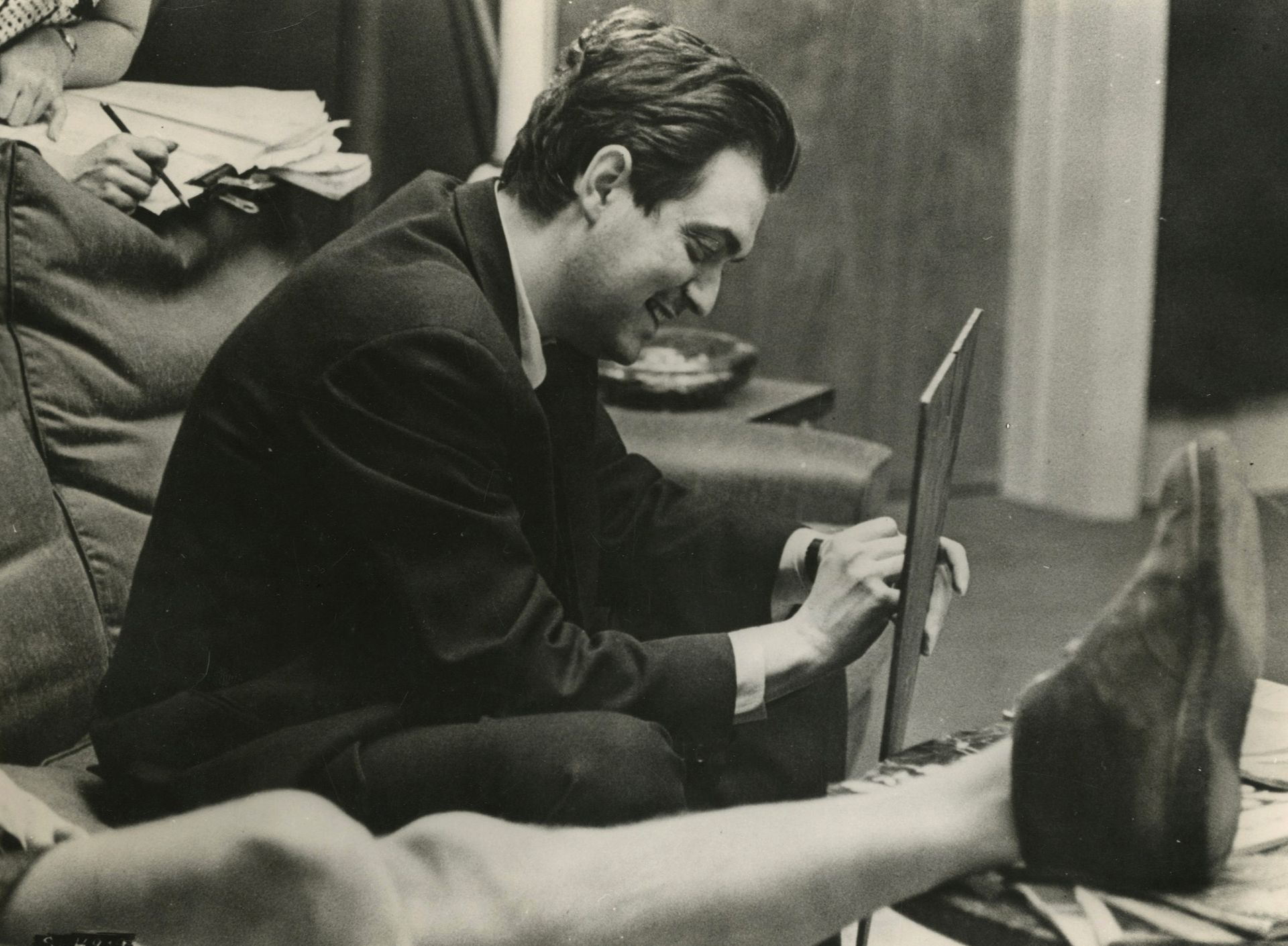 Photographe non identifié 
Stanley Kubrick sur le tournage de Dr. Strangelove, 1964. 
Épreuve argentique d'époque. Annotations manuscrites au verso. 
20,5 x 25 cm 

Unidentified photographer 
Stanley Kubrick on the set of Dr. Strangelove, 1964. 
Vintage gelatin silver print. Handwritten annotations on verso. 
20.5 x 25 cm