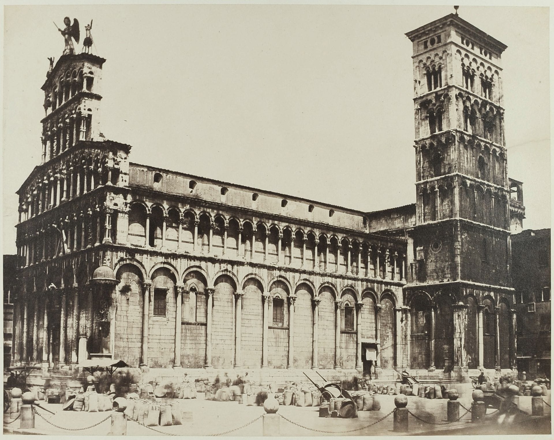Photographe non identifié 
Lucca, c. 1855. 
Duomo di San Martino. 
Épreuve sur papier salé-albuminé, contrecollée sur carton. 
26,4 x 33,7 cm 

Unidentified photographer 
Lucca, c. 1855. 
Duomo di San Martino. 
Albuminized salt print, mounted on cardboard. 
26,4 x 33,7 cm
