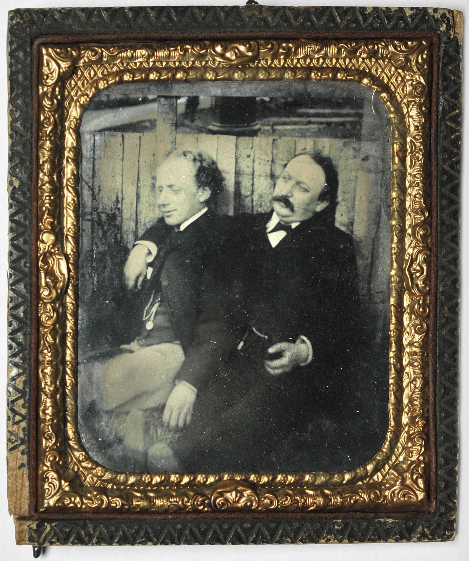 Ambrotypiste non identifié 
État-Unis, c. 1860. 
Couple d'hommes. 
Ambrotype, dans sa boite d’origine. 
7,5 x 6 cm

Unidentified ambrotypist 
United States, c. 1860. 
Couple of men. 
Ambrotype, in its original box. 
7.5 x 6 cm