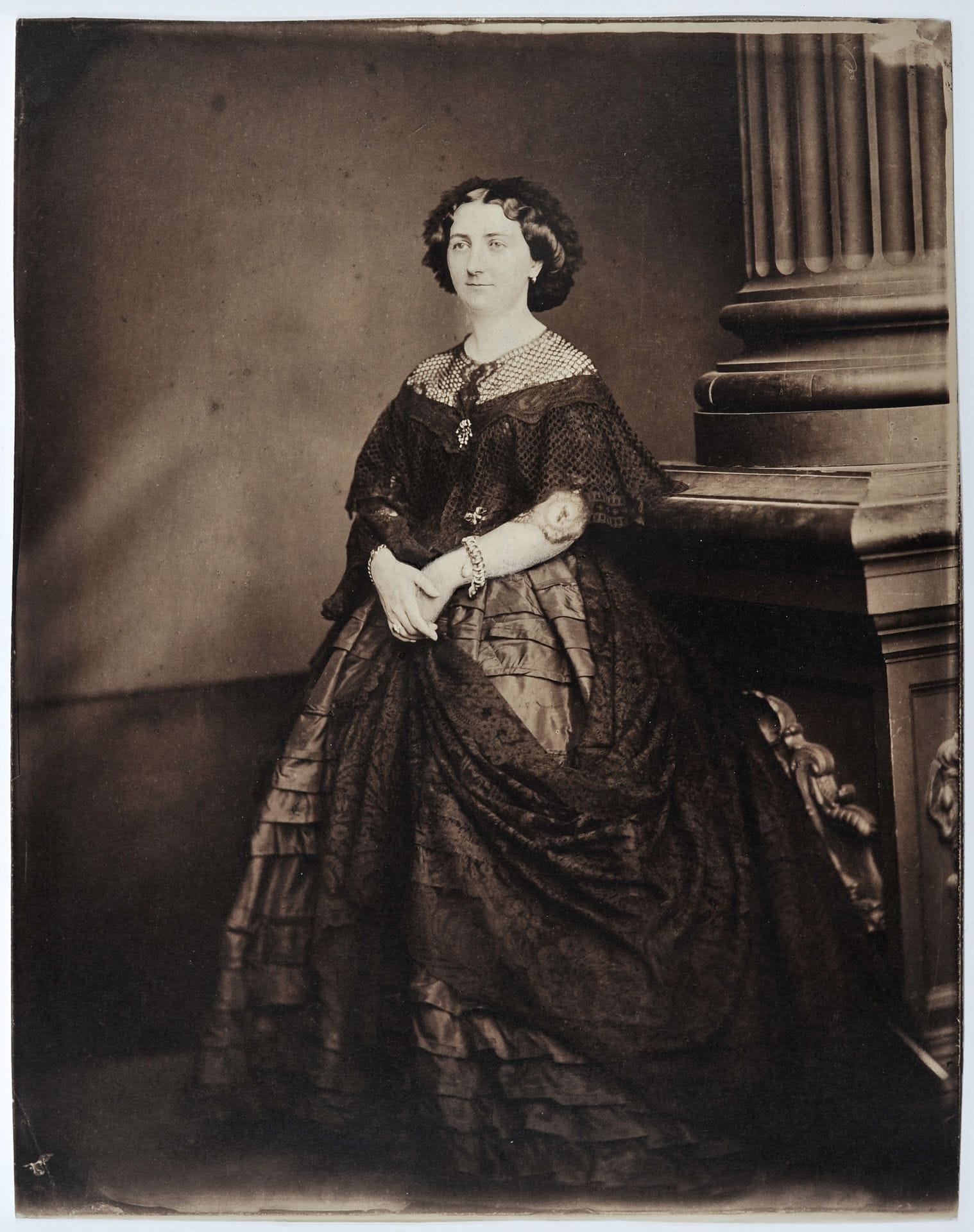 Samuel Adam-Salomon (1818-1881)
Femme en crinoline, 1859. 
Épreuve sur papier salé-albuminé, contrecollée sur carton. 
27 x 21,1 cm 

Samuel Adam-Salomon (1818-1881)
Woman in a Crinoline, 1859. 
Albuminized salt print, mounted on cardboard. 
27 x 21.1 cm