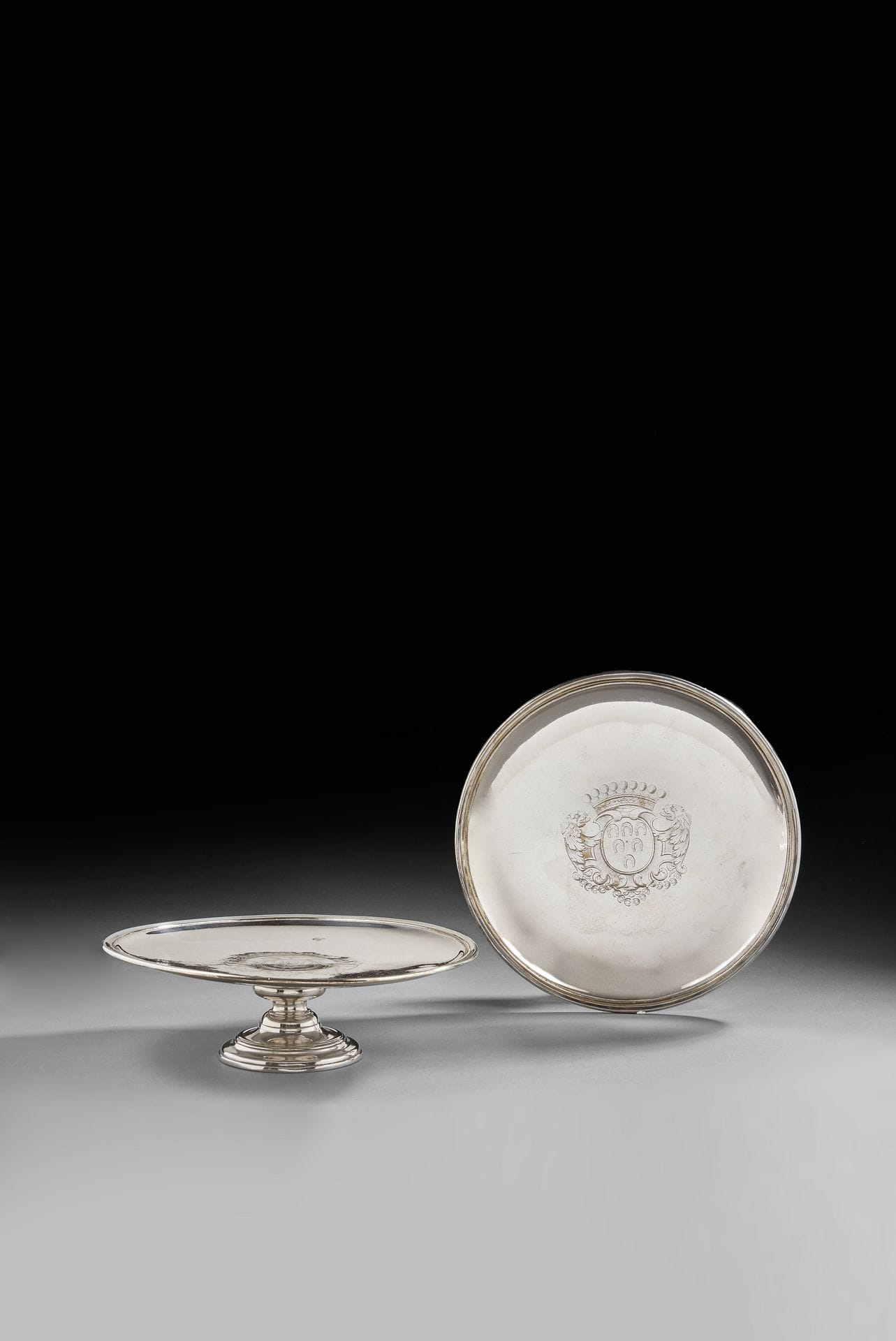 
FRANCE XVIIIe SIÈCLE



Paire de présentoirs en métal plaqué ou salves, de forme circulaire posant sur un piédouche dévissable. Gravée aux armes de la famille de la Ferrière surmontées d’une couronne comtale, les supports représentant deux têtes de lion.



État : réargenté



Diamètre : 27,7 cm - hauteur : 8,4 cm



Provenance : vente collection Jacques et Marianne HELFT, Monaco 3 décembre 1989, sous le numéro 39




