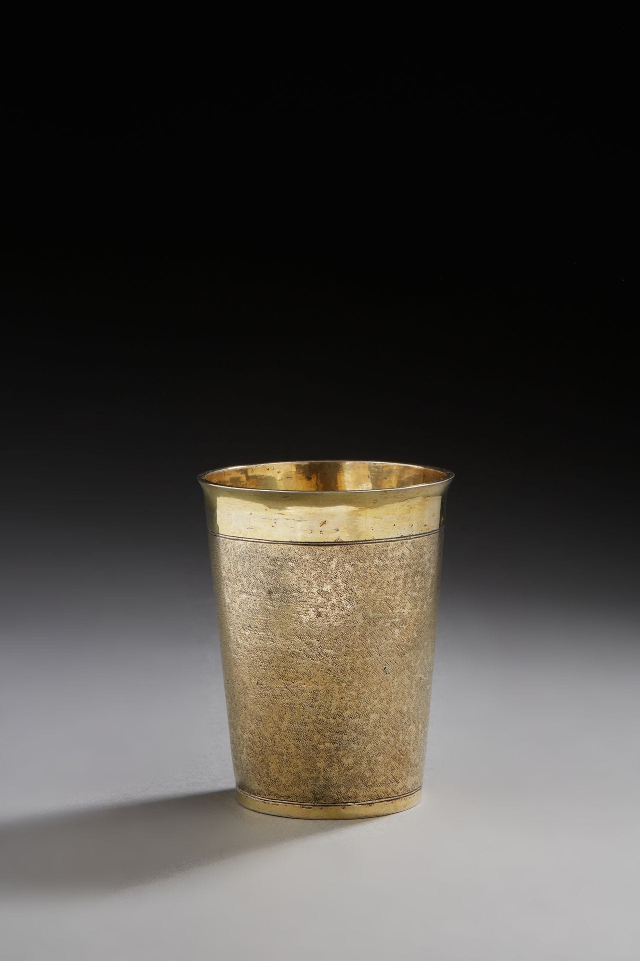 
MULHOUSE SECOND HALF OF THE 17th CENTURY



A vermeil goblet of slightly flared shape, resting on a frame, decorated between two bands of two sizes with an amatized background called "shark skin". 



 Master silversmith: : 
Johann Georj HAESSLER, reçu en 1658 


Weight : 250,4 g - height : 10,8 cm





