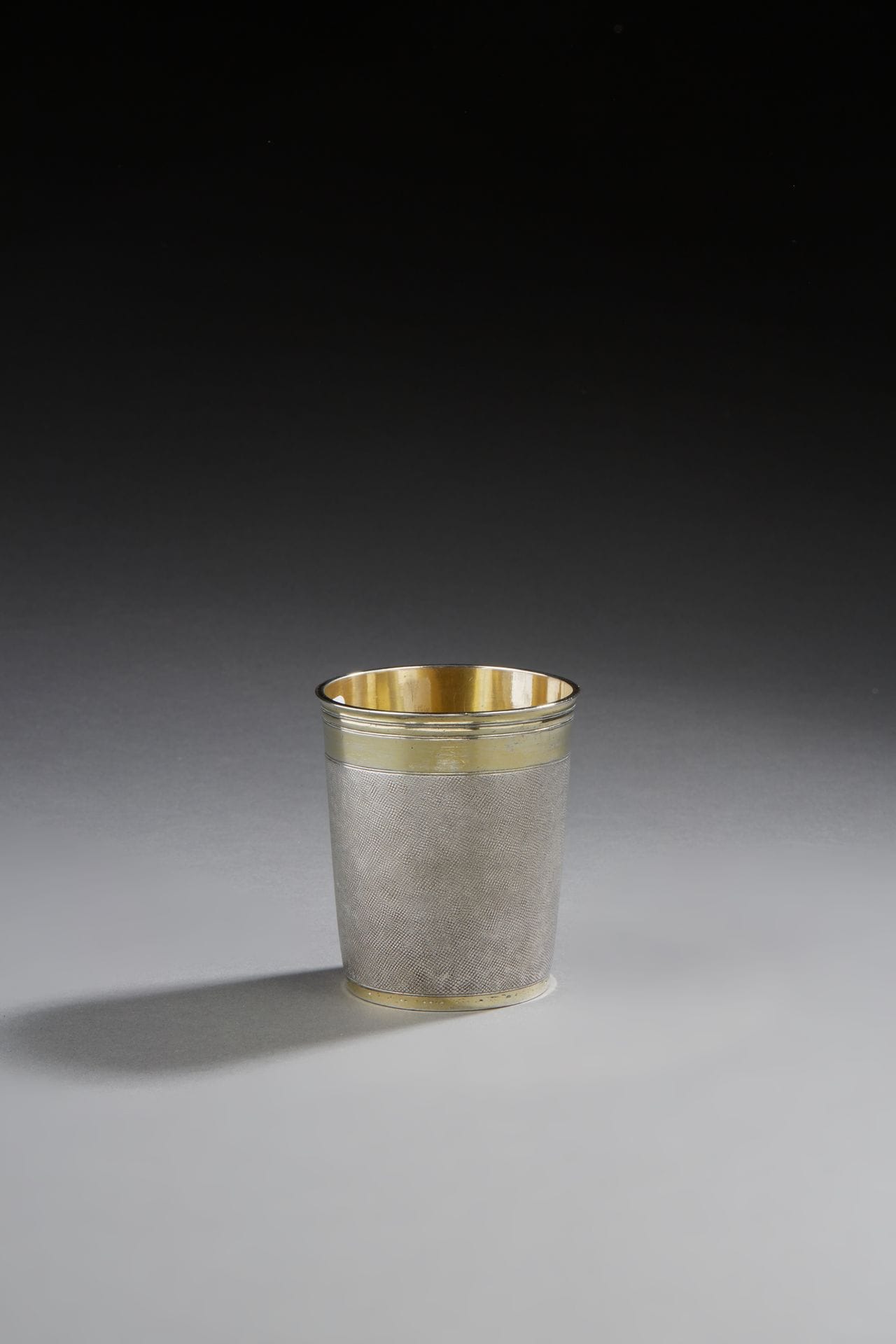 STRASBOURG 1691 - 1725
Magistrate's goblet in vermeil and amatized bottom called "shark skin". Engraved with the date 1690 on the reverse and the coat of arms of the city of BENFELD.
Onomastic master silversmith's mark, attributed to Daniel SEUPEL received in 1691
Weight : 146 g - height : 9,4 cm
Condition : dented
STRASBOURG 1691 - 1725
A vermeil magistrate's beaker
Onomastic master silversmith, attributed to Daniel SEUPEL