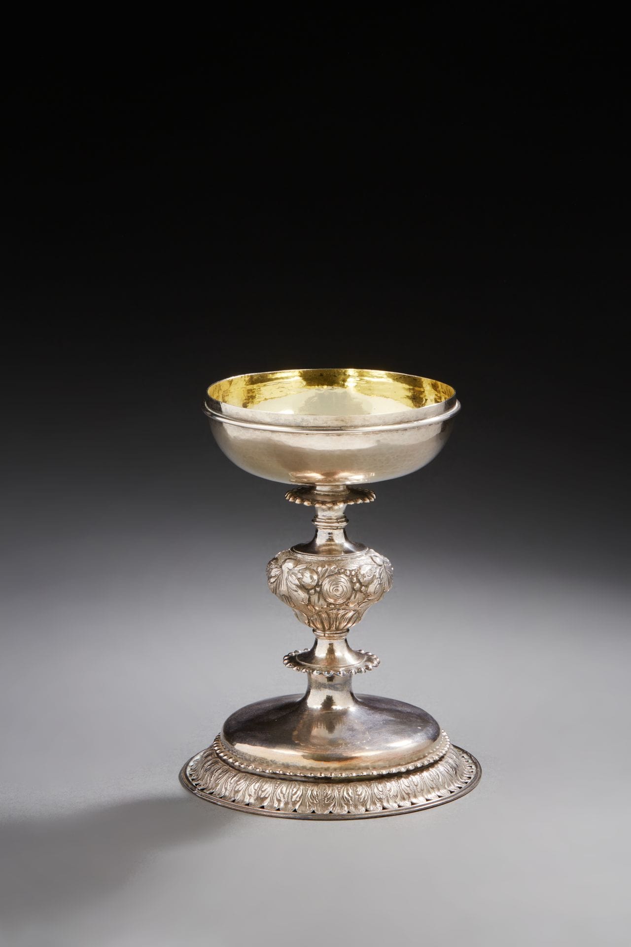 TOULOUSE 1681 - 1682 ET LIMOUX 1690 - 1700
Partie de ciboire en argent, la bordure feuillagée et perlée se prolonge par une doucine unie portant un pied dont le nœud central fleuri et feuillagé est encadré de rondelles godronnées. La coupe est unie comme l’intérieur en vermeil. Manque le couvercle.
Maître orfèvre : pour TOULOUSE illisible, pour LIMOUX Adrien DENYS, reçu en 1688 à LIMOUX
Poids : 296,3 g - hauteur : 16,8 cm - diamètre de la base : 12,9 cm
Les réemplois dans l’orfèvrerie religieuse étaient courants par souci d’économie.
TOULOUSE 1681 - 1682 AND LIMOUX 1690 - 1700
A part of a silver ciborium
Master silversmith: for TOULOUSE illegible, for LIMOUX Adrien DENYS