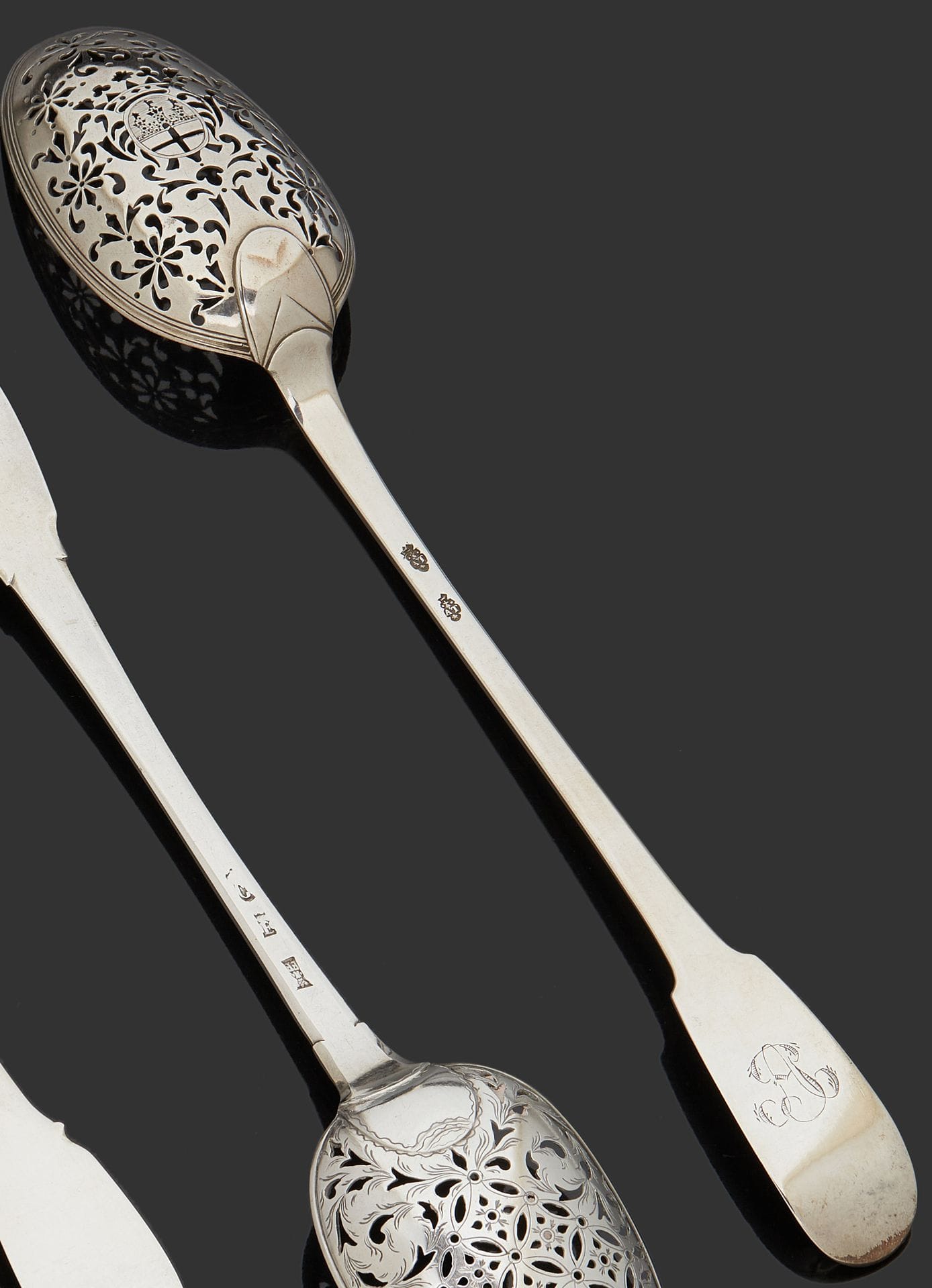 FRANCE XVIIIth CENTURY
Silver olive spoon, uniplat model, the spatula engraved with later interlaced letters, the spoonhead bordered with nets, the central part of the reperce shows a coat of arms surmounted by a marquis crown, framed by tulips and flowers. 
 Master silversmith: Unidentified subscribed master: AT an ermine, a flower with five petals below
Weight : 122,2 g - length : 22 cm
Condition : degraded, repolished
FRANCE 18th CENTURY
A silver olive spoon
Master silversmith: Unidentified subscribed master - AT, a hermine and flower with five petals below