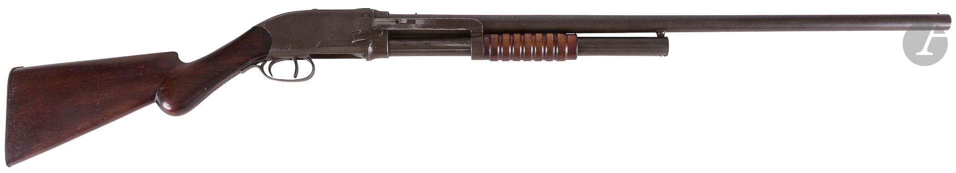 Spencer Bannerman" rifle model 1882-1900, 12 gauge.

Ribbon barrel, damascus, 74 cm, with marking "Springfield". Breech plug marked "Bannerman". Waxed walnut pistol grip.

Total length: 124 cm

N° 18838.



The Bannerman rifle takes again without modification the Spencer system model 1882, by modifying the shape of the handle of loading. The Bannerman company repurchased the Spencer Sporting Arms Company in 1890.