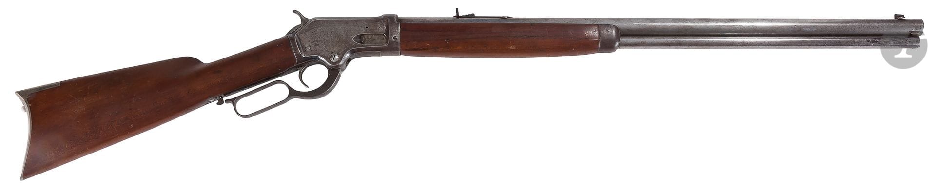 Colt Burgess" rifle, 15-shot, 44-40 caliber. 

63 cm rifled, fluted barrel with markings "Colt's Ptf A Mfg. Co Hartford. C.T .U.S.A. + Pat Jan 7 73 Oct 19 75. Apr I 79 DEC 7 80 Dec 13 81 Jan 3 82" and rise. Lever stamped "BURGESS'S PATENT".

Breechcase with prancing horse.

Iron fittings.

Walnut stock and barrel (cracked). 

Total length: 108 cm

Patina finish.

A.B.E. 

N° 421



Produced at 6 403 pieces from 1883 to 1885.