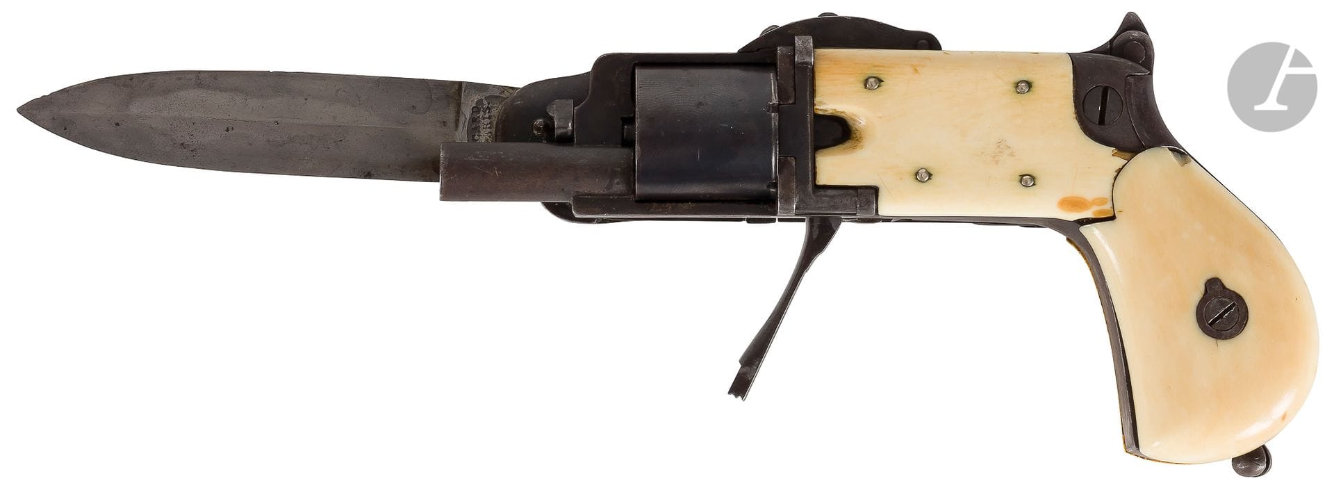 Rare étonnant couteau révolver de poche « Picard à Paris », à chien Ha mmerless, à percussion annulaire, 5 coups, calibre 7 mm

Canon rond lisse. Détente pliante. 

Large lame poignard à arête médiane éjectable sur le côté droit à cran d’arrêt. Signée sur le talon « PICARD A PARIS LP BREVETE SGDG ».

Plaquettes de crosse et flasques en ivoire.

Baguette d’éjection en fer vissée dans la crosse.

Longueur : 24,5 cm

T.B.E. Finition bleuie.



Il pourrait s’agir d’un modèle de Jean PICARD, actif à Paris à partir de 1835.