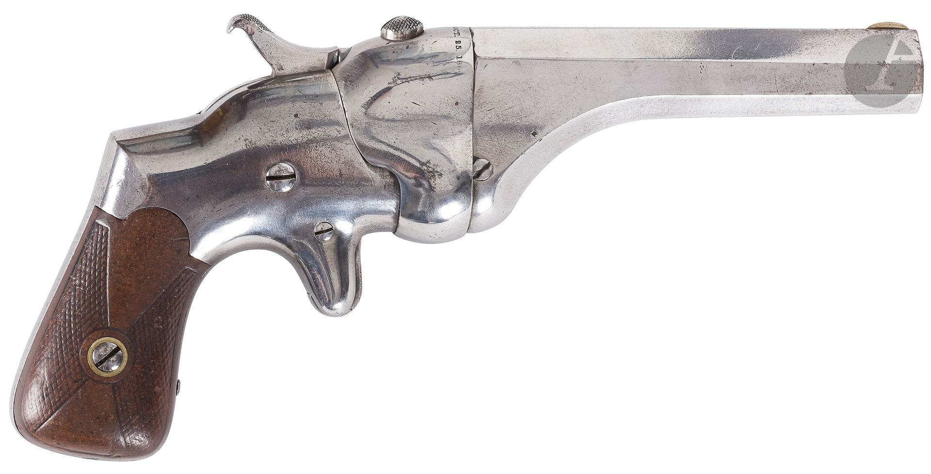 Pistolet Derringer Ha mmond « Bull Dog » dit « Naubuc », Connecticut Arms, un coup, calibre 44 Henry annulaire. 

Canon rayé, à pans avec marquage « CONNECTICUT ARMS & MANFG Co NAUBUC CONN » de 7,5 cm Culasse pivotante à gauche, avec patentes « PATENTED OCT 25 186. ». Détente éperon. Plaquettes de crosse en caoutchouc durci quadrillé. 

Longueur : 21 cm 

B.E. Finition poli blanc. 



Fabriqué de 1866 à 1880 à 8 000 exemplaires.