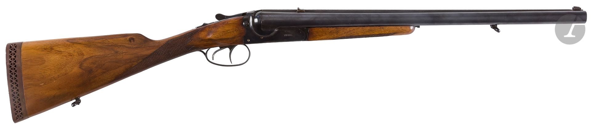 Fusil de chasse « Viking Police Gun », deux coups, calibre 12-70.

Canons juxtaposés de 50,5 cm. Bascule découpée et bronzée. Garnitures en fer. Crosse en noyer en partie quadrillé avec sabot amortisseur de 36 cm

Longueur : 92 cm

Catégorie C à déclarer, N° E7345.