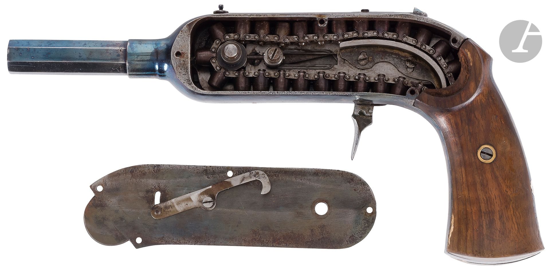 Pistolet à système « Gay-Guenot » à magasin rotatif à chainette, 40 coups, à balle cartouche de calibre 6 mm

Canon à pans rayé. Carcasse en acier à joues unies, plates, avec sécurité du côté gauche.

Voyant du chargeur à chainette à volet glissant sur le dessus.

Plaquettes de crosse en noyer demi verni.

Remis en couleurs

Longueur : 28 cm

B.E. (petites traces de piqûres extérieures). Vers 1880. 



Gay Paulin, ingénieur civil est inventeur d’armes à coups multiples, dites mitrailleuses de poche, revolvers et carabines à 25, 40, 50 et 100 coups (1879)

Son Concessionnaire : Henri GUENOT, 183 rue Saint-Denis (Paris). 

Il semble que GAY soit le véritable inventeur du système à chaîne, appelé système Guycot (Lewis Winant). GAY & GUENOT l’ont fait breveter à Londres le 17 janvier 1879.