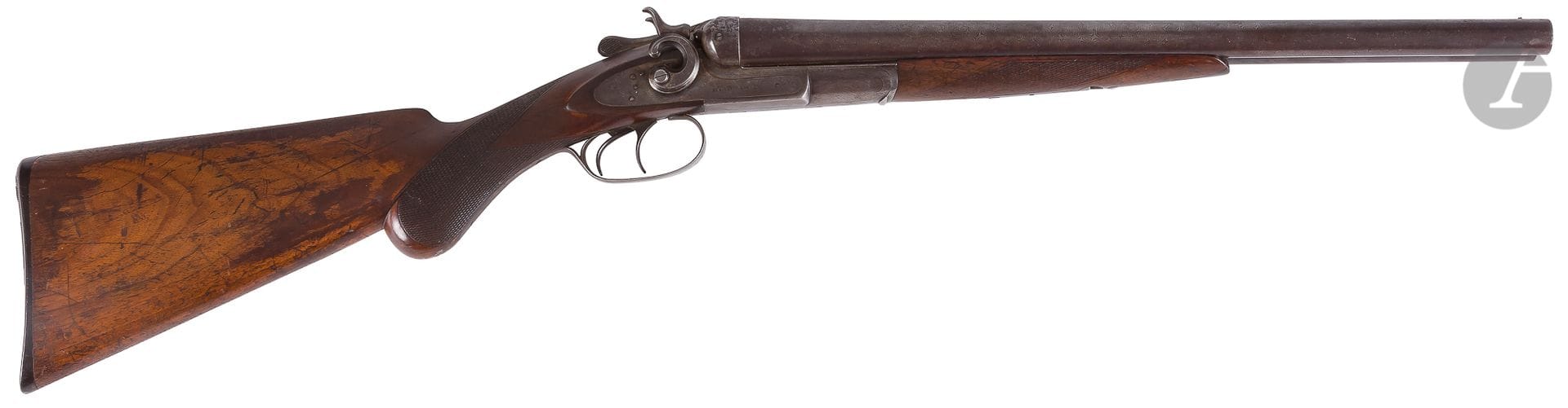 Fusil « Coach gun » Remington, deux coups, calibre 12. 

Canons juxtaposés de 46 cm, ruban damas, marqué sur la bande « REMINGTON ARMS CO ILION NY U.S.A. ». Platines signées « REMINGTON ARMS Co » et chiens à queues, à corps plat. Crosse pistolet en noyer en partie quadrillée. Plaque de couche en ébonite marquée du chiffre entrelacé « RA Co ».

Longueur : 87 cm

B.E. 



Fabriqué vers 1885-1889.
