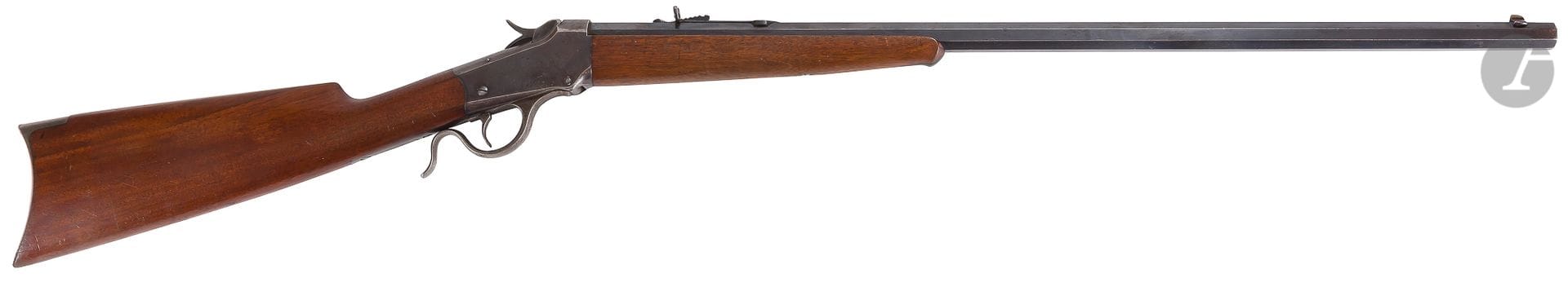 Winchester rifle model 1885, calibre 25-20 S.S.

Rifled 69 cm fluted barrel with frog, with Winchester markings. Hammer cocking and breech block lowering by underguard lever. Breechblock marked "PAT OCT 7th 79 WINCHESTER TRADE MARK". 

Walnut stock. 

Blue patina finish. 

Length: 111 cm 

No. 100294 (year 1913).