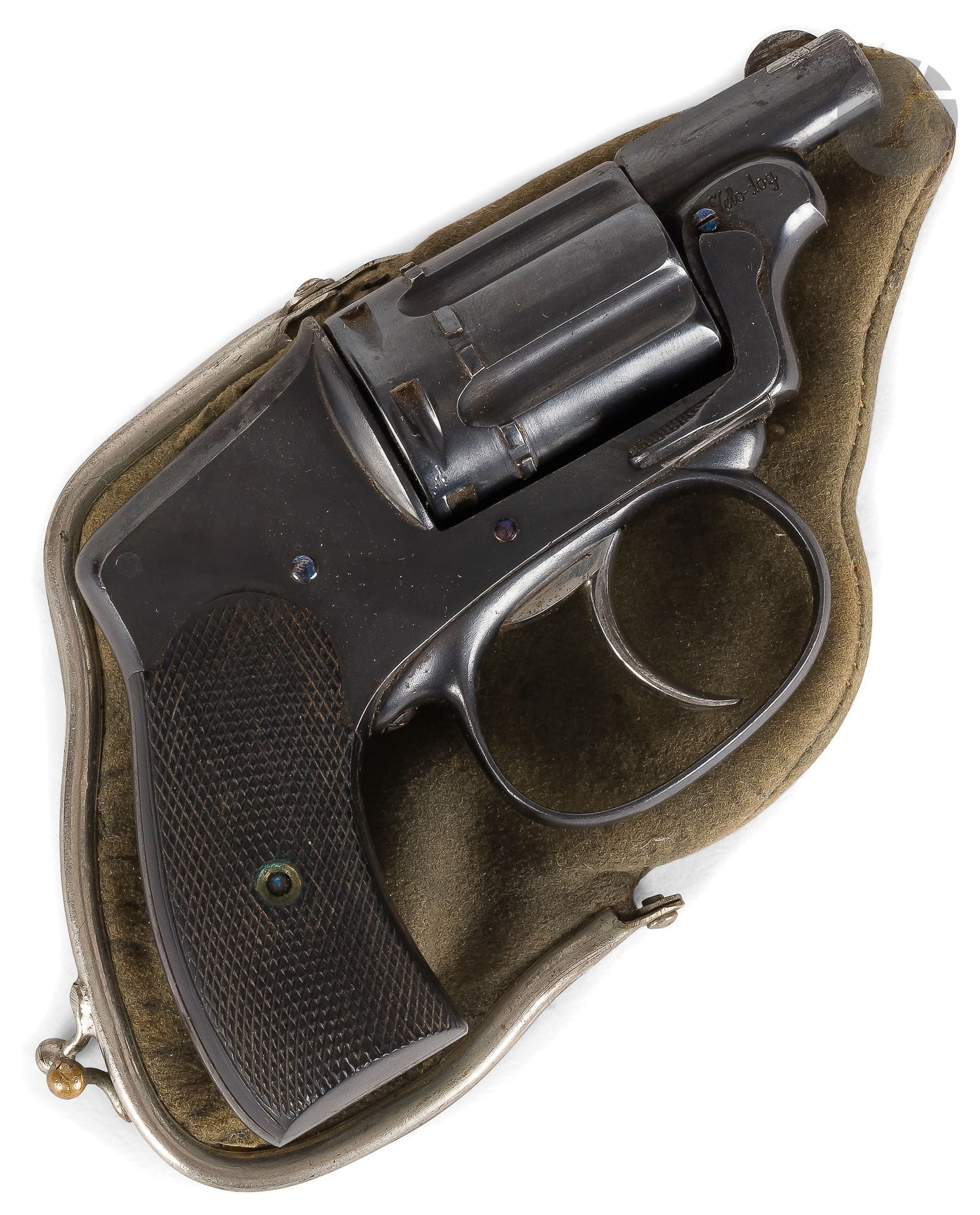 Revolver Galand type Bulldog, 6 coups, calibre 6 mm, double action.

Court canon rond rayé de 3 cm. Barillet évidé.

Plaquettes de crosse en ébène quadrillé.

Frappé sous le canon Galand et « Velo-dog ».

Longueur totale : 11,5 cm

Finition bleuie.

T.B.E. Vers 1880-1900. 

Dans son étui type porte-monnaie en peau (trou).