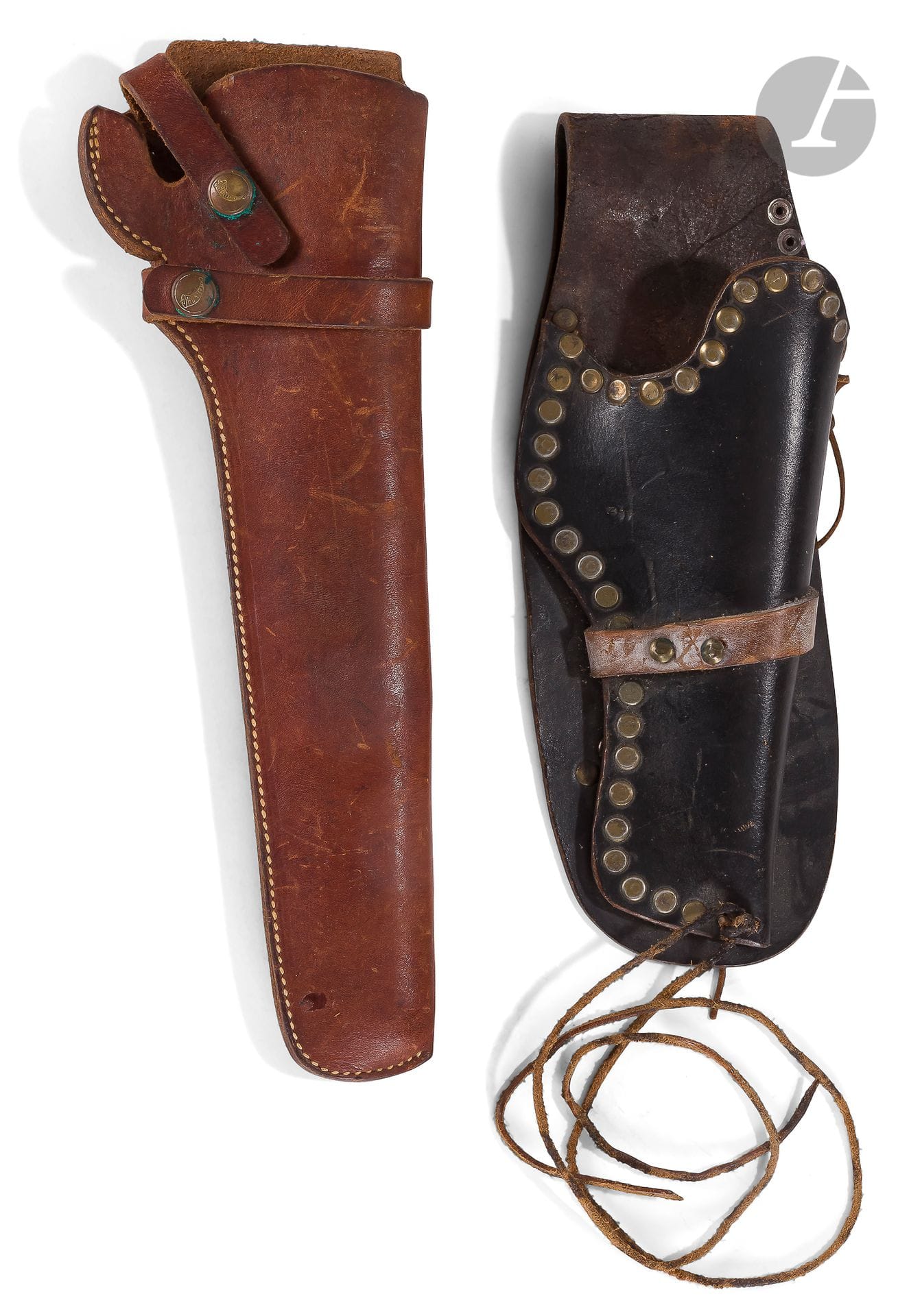Deux holsters pour revolver Colt US :

 - en cuir naturel cousu.

- en cuir noir riveté.

B.E. XXe siècle.