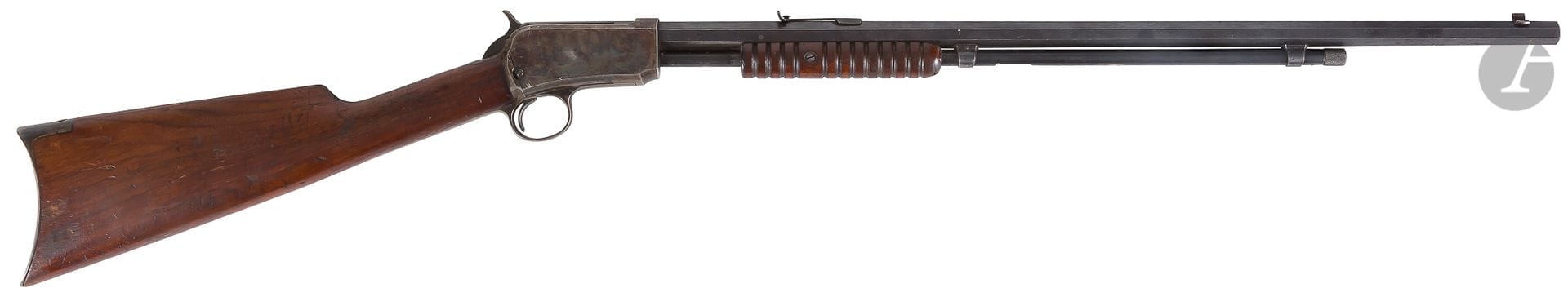 Winchester rifle model 1890, calibre 22 LR Short. 

Barrel with sides, striped, with rise, of 59 cm. Tailstock with patents. Stock in drowning varnished. 

Total length: 102 cm 

Blued and case hardened patina finish. 

N° 108289 (year 1901).



Produced from 1890 to 1932 at 752 044 pieces.