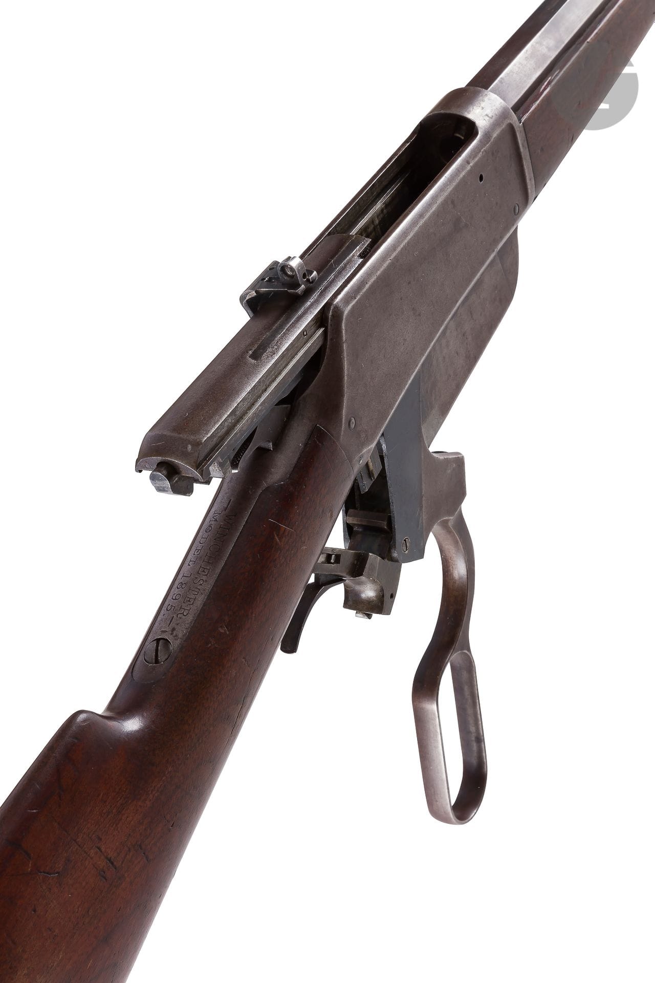 Winchester rifle model 1895, calibre 40-72 WCF. 

64 cm rifled barrel, fluted, "Manufactured by the Winchester repeating arms Co New Haven Conn. USA", with leaf frog and removable rear sight. Tailstock "Winchester Model 1895". Breechblock with Lyman adjustable sighting system. Waxed walnut frame.

Patina finish. 

Length : 113 cm

Category C to be declared, N° 1383 (1896).