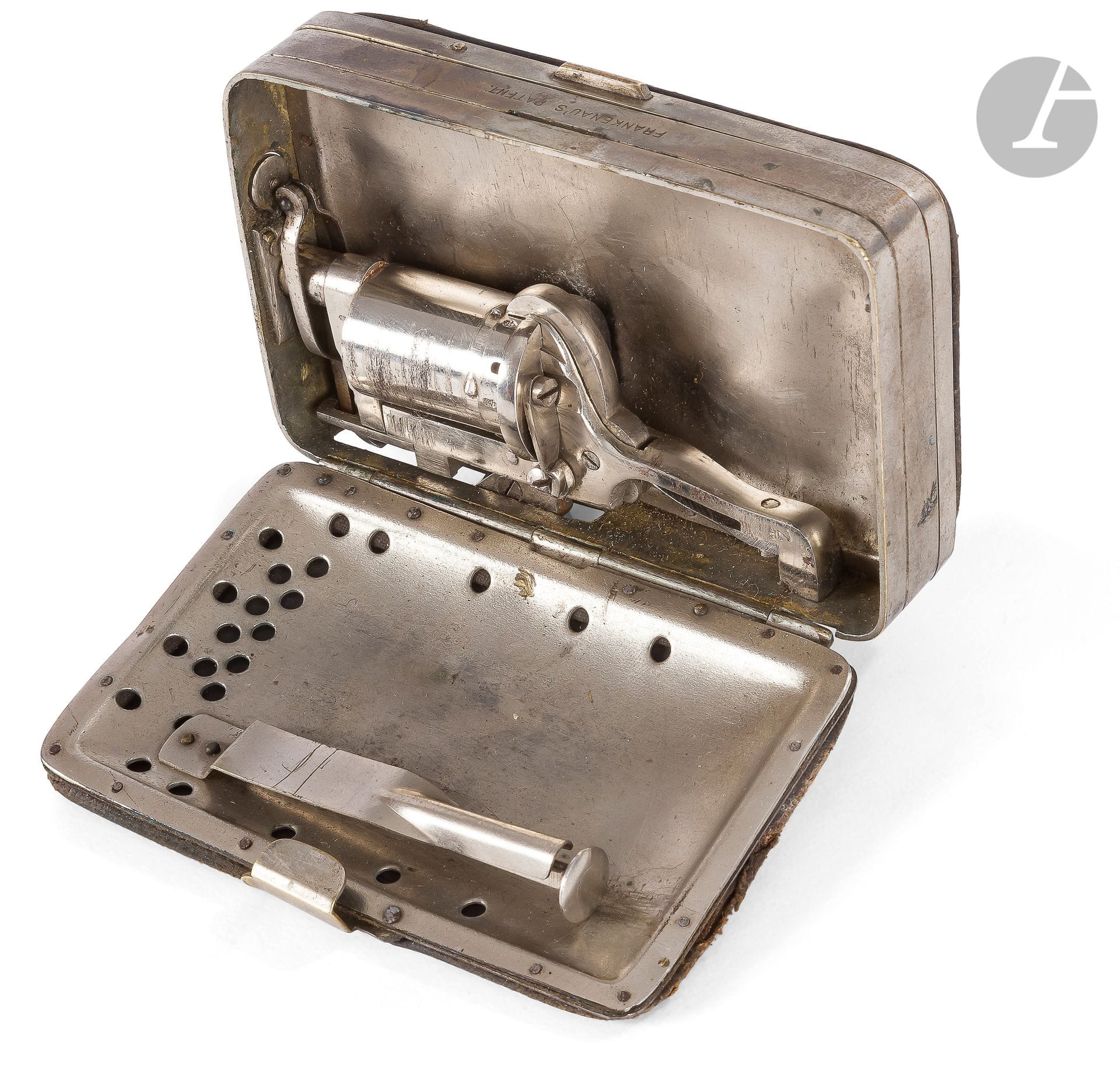 Rare porte-monnaie revolver à broche système « Frankenau », cinq coups, calibre 5 mm à broche, double action

Cadre en laiton nickelé, frappé sur le dessus « Frankenau’s Patent », à joue en cuir noir, s’ouvrant sur le côté droit sur quatre compartiments en cuir renforcé de tiges en laiton nickelé. Sur le côté gauche s’ouvrant, il dissimule un revolver à broche. Canon rond de 17 mm. Barillet rond. Carcasse ouverte. Chien sans crête. Portière de chargement pivotant sur le côté gauche. Longue queue de détente pliante extérieure. Baguette en fer plaquée dans le couvercle. 

11 x 7 x Ht 3 cm

B.E. Vers 1880. (usure d’usage). 



Oscar FRANKENAU, inventeur à Liège, fait breveter ce modèle en août 1877 à la fois aux USA, en Grande-Bretagne et en Allemagne.