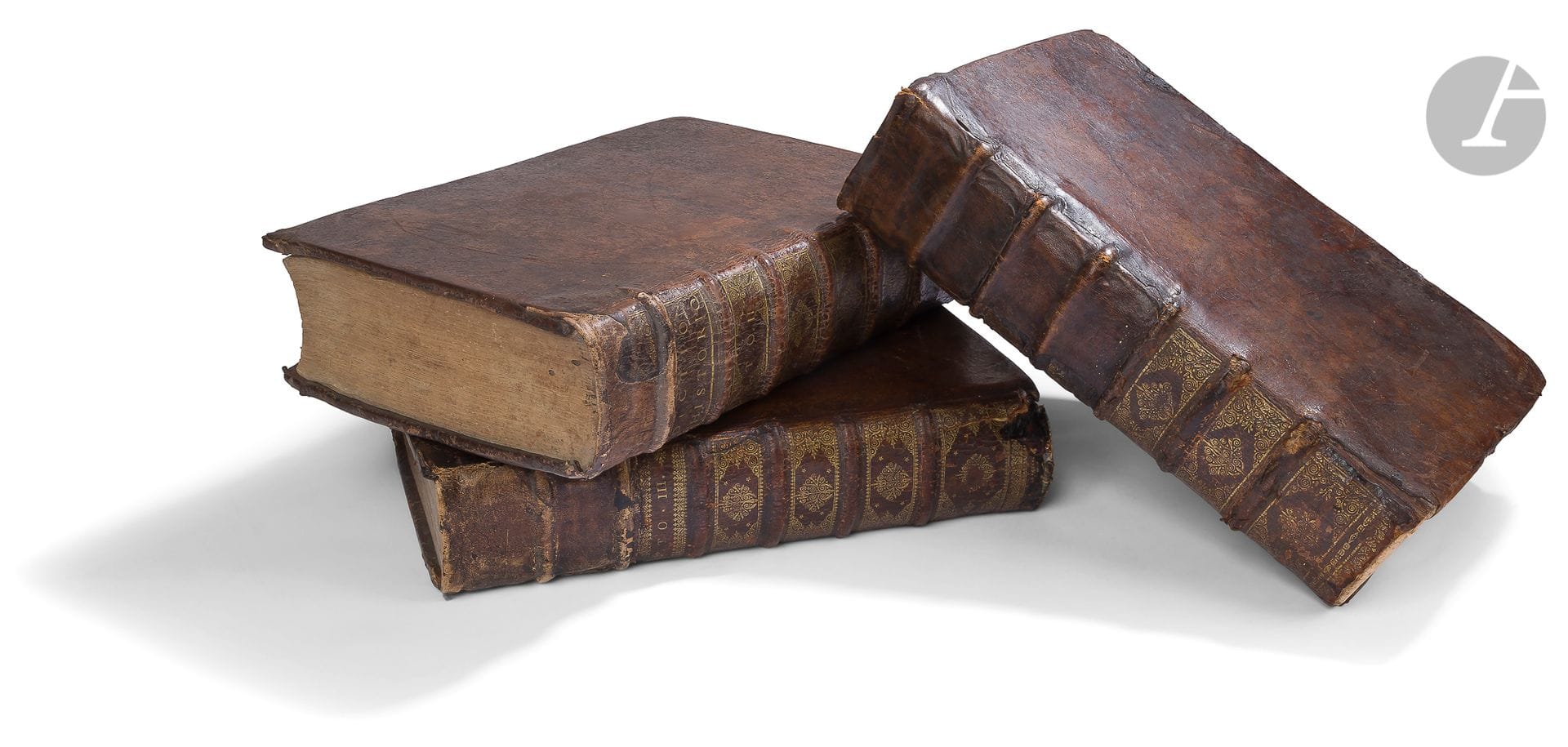 Louis MORÉRI

Le Grand dictionnaire historique ou Le Mélange curieux de l’Histoire sacrée et profane

Trois volumes in-folio :

- Tome I et II, 1967, avec annotations à la plume (Carmes du Guildo 1687)

- Tome III, 1689, avec ex libris Monrÿ

Reliures en veau. Dos à nerfs (usures). 

B.E. 



Le Grand dictionnaire historique, ou Le Mélange curieux de l’histoire sacrée et profane, a été édité pour la première fois à Lyon en 1674 en un volume. Il contient principalement des articles historiques et biographiques. Moréri l’a dédié à Gaillard de Longjumeau alors évêque d’Apt, une ville où il fut no mmé aumônier. Pour simplifier que c’est le premier grand dictionnaire français des noms propres. 

L’ancien couvent des Carmes du Guildo situé à Créhen en Bretagne, dont la fondation fut autorisée par lettres patentes du 4 avril 1621, a succédé à une collégiale fondée par Charles de Dinan au début du XVe siècle pour l’accueil et l’assistance des pauvres et des pèlerins. Il subsiste de ce couvent un bâtiment datant du milieu du XVIIe siècle.