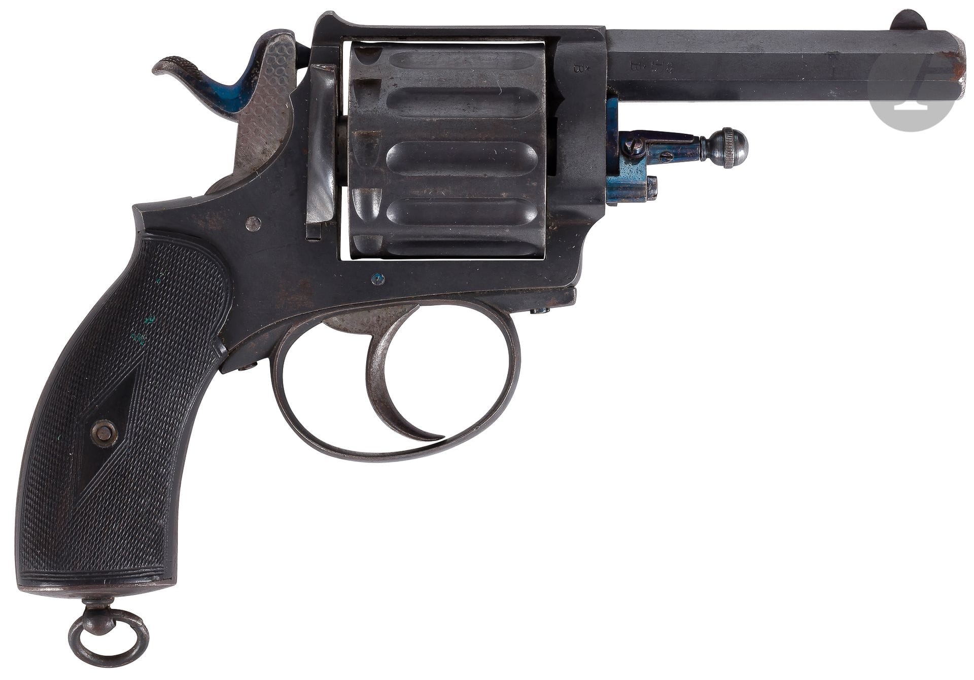 Revolver « L’Explorateur », 12 coups, calibre 6 mm Velodog à percussion centrale.

Canon à pans marqué sur le dessus « Calibre 6 mm » et sur le bâti « Manufacture Française d’armes et cycle St Etienne ».

Barillet évidé.

Carcasse en acier bleuie poinçonnée B sous étoile.

Chien et détente brossés.

Plaquettes de crosse en ébène finement quadrillé.

Baguette en fer.

Longueur : 18 cm

B.E.



Modèle produit en petite quantité vers 1900 par la Manufacture française d’armes et cycles de Saint-Étienne à destination des colonies.