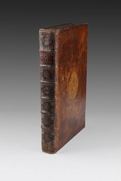 [CHARLES VIII]
Histoire de Charles VIII Roy de France par Guillaume de Jaligny, André de la Vigne, & autres historiens de ce temps-là [...]. Enrichie de plusieurs mémoires [...] Le tout recueilli par feu Monsieur Godefroy [...]. Paris, Sébastien Mabre-Cramoisy, 1684. Volume in-folio, plein veau glacé, armoiries de Louis XV au centre, dos à six nerfs, orné, pièce de titre en maroquin rouge.Reliure usagée (accidents aux mors, frottée...), quelques rousseurs.
