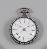 Montre de poche à clé à remontage par le fond en laiton doré pour le marché chinois. Le fond émaillé en polychromie d'une dame de qualité, décoré comme le tour de lunette et la bélière de demi-perles. Cadran émaillé blanc à chiffres romains, trotteuse centrale, mouvement à ancre gravé. XIXème siècle. Diamètre : 56 mm (accidents et manques, quelques perles manquantes)