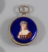Montre de poche à clé à remontage par le fond en laiton doré pour le marché chinois. Le fond émaillé en polychromie d'une dame de qualité, décoré comme le tour de lunette et la bélière de demi-perles. Cadran émaillé blanc à chiffres romains, trotteuse centrale, mouvement entièrement gravé, échappement à virgule, chiffré J. Edouard JUVET FLEURIER. XIXème siècle. Diamètre : 57 mm (manque quelques perles)