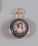 Montre de poche et sa double boîte en or, le fond orné d'une miniature émaillée en polychromie représentant une femme en buste dans un entourage de guirlandes fleurs et de jargons. La boîte en or jaune uni, cadran émaillé blanc à chiffres romains pour les heures, arabes pour les minutes, remontage par le fond, mouvement à coq, échappement à roue de rencontre, fusée à chaîne. Platine et cadran signés Isaac LORET et Fils. XVIIIème siècle. Diamètre : 40 mm Poids brut : 63 g