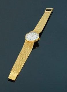 Montre bracelet de dame en or jaune, la montre de forme ronde, le mouvement mécanique, le tour de poignet articulé. JAEGER LECOULTRE. Longueur : 17.5 cm Poids brut : 49 g (le tour de poignet légérement faussés).