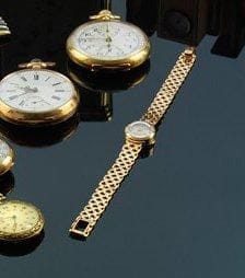 Montre bracelet de dame en or jaune, la montre de forme ronde, le mouvement mécanique, le tour de poignet articulé. JAEGER LECOULTRE. Longueur : 17 cm Poids brut : 29 g (accident au tour de poignet).