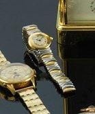 Montre bracelet de dame, la montre de forme ronde en or jaune, mouvement à quartz, le tour de poignet en acier. CARTIER.