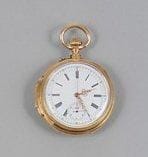 Montre de poche à remontoir au pendant, en or jaune, le fond monogrammé, formant chronographe, cadran émaillé blanc à chiffres romains, trotteuse à six heures, balancier bimétallique à compensation, échappement à ancre. Diamètre : 51 mm. Poids brut : 103 gr.