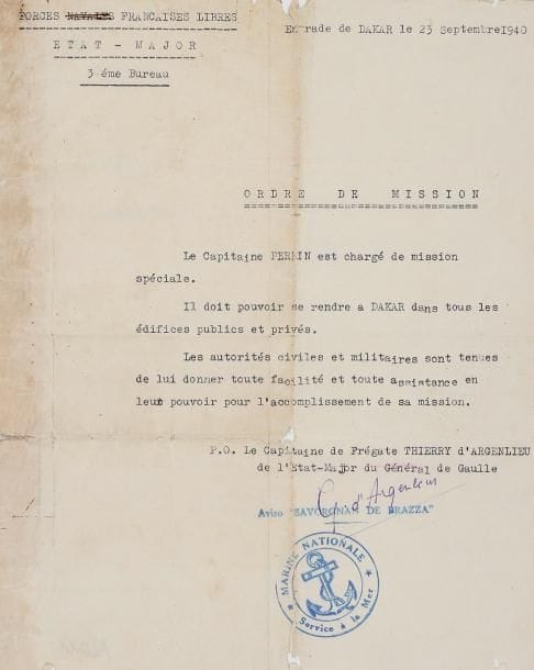 Georges THIERRY D'ARGENLIEU (1889-1964)
Prêtre et amiral. P.S. comme Capitaine de frégate, de l'État-Major du général de Gaulle, en rade de Dakar 23 septembre 1940; 1 page in-4 dactylographiée avec en-tête dactyl. Forces Navales Françaises Libres, cachets encre Marine Nationale et Aviso Savorgnan de Brazza (plis avec petit trou et lég. fentes). Ordre de mission lors de l'expédition de Dakar. [De Gaulle rendra hommage, dans ses Mémoires de Guerre, à Thierry d'Argenlieu et au capitaine Perrin pour leur rôle dans l'expédition de Dakar qui commença le jour même de cette lettre; tous deux furent blessés en tentant de demander à la place de Dakar de se rallier aux Forces Françaises Libres.] « Le Capitaine Perrin est chargé de mission spéciale. Il doit pouvoir se rendre à Dakar dans tous les édifices publics et privés. Les autorités civiles et militaires sont tenues de lui donner toute facilité et toute assistance en leur pouvoir pour l'accomplissement de sa mission »...