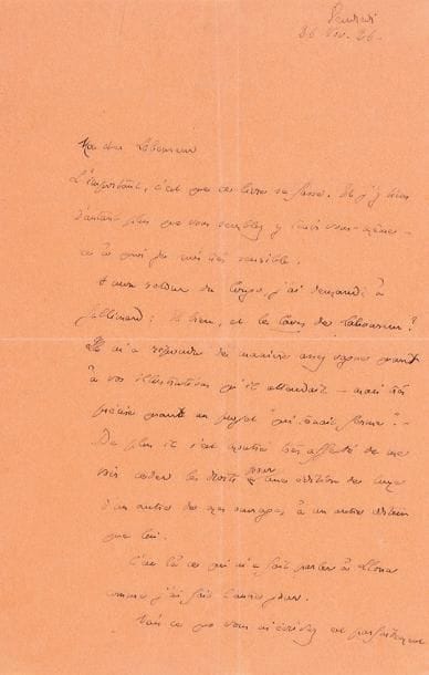 André GIDE (1869-1951).
2 L.A.S., 26 et 27 novembre 1926, à Jean-Émile Laboureur; 4 pages grand in-8 sur papier orange, une enveloppe. Au sujet de l'édition des Caves du Vatican illustrée par Laboureur (Gallimard, 1929). Gide tient à ce projet: « L'important, c'est que ce livre se fasse. Et j'y tiens d'autant plus que vous semblez y tenir vous-même - ce à quoi je suis très sensible ». À son retour du Congo, il est allé voir Gallimard à ce sujet qui lui a répondu « de manière assez vague quant à vos illustrations qu'il attendait », mais lui a assuré qu'il tenait fermement au projet, d'autant qu'il s'est montré très affecté d'apprendre que Gide voulait céder les droits pour une édition de luxe d'un de ses ouvrages à un autre éditeur. « Mais ce que vous m'écrivez est parfaitement juste et je vais essayer de nous dégager de Gallimard pour ce livre (je craints toutefois qu'il n'y tienne, car l'idée lui plaisait beaucoup »... Il va lui parler le jour même, et écrit dès le lendemain une « Seconde lettre » pour lui rendre compte de cet entretien... Samedi matin [27 novembre]. Gallimard s'est montré très surpris que Laboureur ait pu croire ce projet abandonné, alors qu'il l'intéresse tout particulièrement: « Il attendait, pour vous en reparler, la fin de l'année, car vous lui auriez dit ne pouvoir commencer [...] avant cette époque. Quant aux frais consentis pour établir l'édition, même l'éditeur le plus regardant ne peut songer à lésiner ». Gallimard ne lui a vraiment donné « aucune raison, aucun motif de le lâcher. Vous voudrez convenir avec lui de l'aspect du livre - dont je serais également heureux de causer avec vous; certain pourtant d'avance d'approuver ce qu'aura choisi votre goût »... On joint 2 brouillons autographes de Laboureur à Gide, 25 et 28 novembre 1926 (2 pages in-8, une au crayon). Laboureur annonce à Gide qu'il croit le projet abandonné par la N.R.F., etc. Puis il le remercie d'avoir éclairci la situation; il compte bientôt se mettre au travail, se tient à sa disposition: « j'es