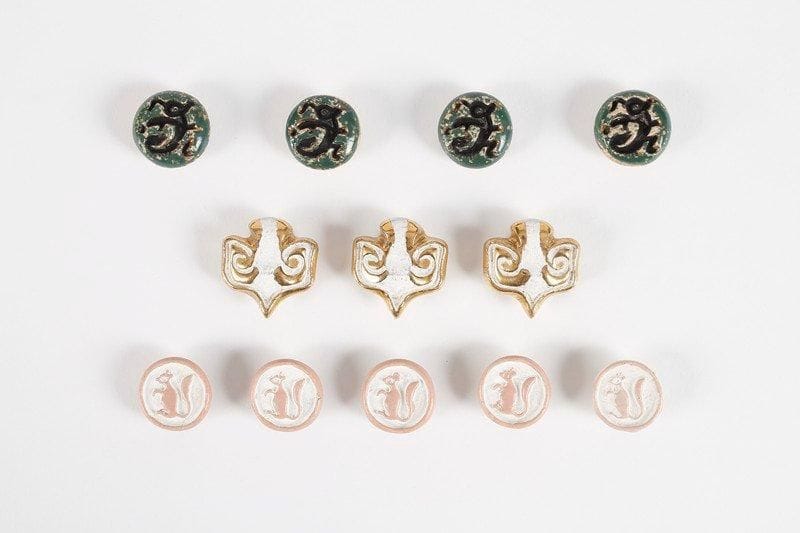 Line VAUTRIN (1913-1997)
Lot de douze boutons en céramique émaillée. Cinq boutons « Ecureuil » monogrammés D.: 2,5 cm. Modèle référencé sur le site dédié à l'artiste. Quatre boutons « cavalier » verts, monogrammés. D.: 2,5 cm. Modèle référencé sur le site dédié à l'artiste. Trois boutons « Colombe » dorés, monogrammés. 3,2 x 3,3 cm