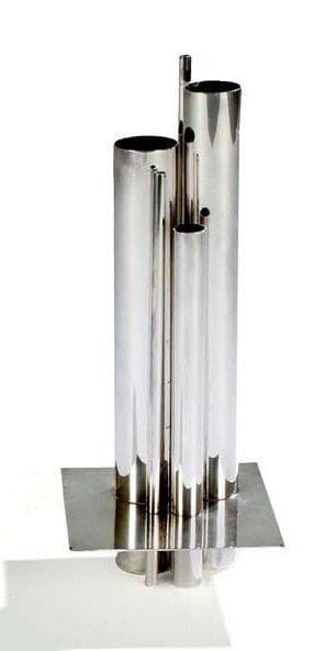Gio PONTI (1891-1979) Designer & CHRISTOFLE Orfèvre pour la Collection GALLIA
Orgue, modèle créé en 1956 Vase en métal argenté. Porte les cachets Christofle France et Coll. Gallia Hauteur: 32,5 cm Bibliographie: « Gio Ponti, The complete work 1923-19783 par Lisa Licitra Ponti. Editions Thames & Hudson London 1990. Modèle identique reproduit page 185.