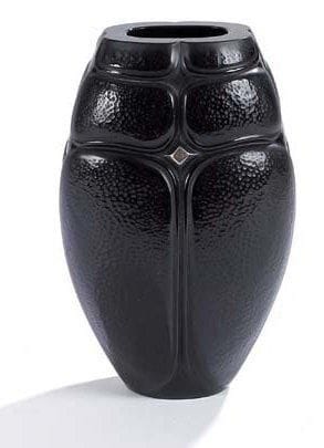 Cristal LALIQUE
Vase en verre noir teinté dans la masse soufflé moulé. Décor émaillé argent. Signé sous la base. Hauteur: 19 cm