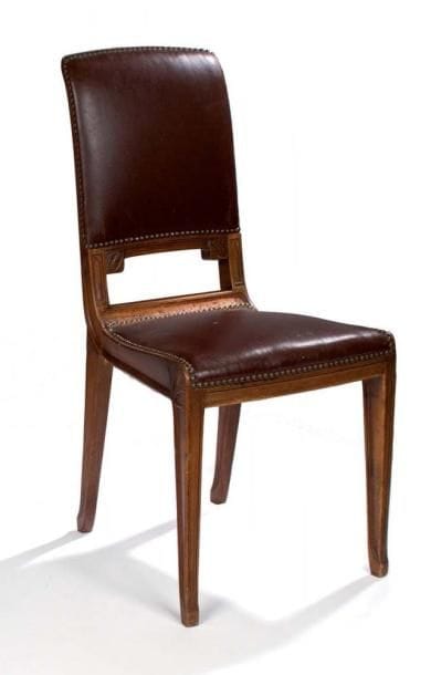 Léon JALLOT (1867-1967)
Rare chaise en noyer finement sculpté et nervuré. Décor de Lotus stylisés. Garniture non d'origine. Vers 1910 Etat d'usage. 92 x 43 x 43 cm Bibliographie: « Art & Décoration » numéro de septembre 1913. Modèle identique reproduit sur une photographie et sur un plan de coupe page 88.