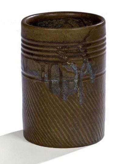 PAUL JEANNENEY (1861-1920)
Vase rouleau dans le goût du Japon Épreuve en grès émaillé brun vert à décor de coulures bleues et marron. Panse guillochée sur sa partie basse et présentant des lignes horizontales gravées sur sa partie haute Signé sous la base et porte le numéro 34 Hauteur: 19 cm Diamètre: 13 cm