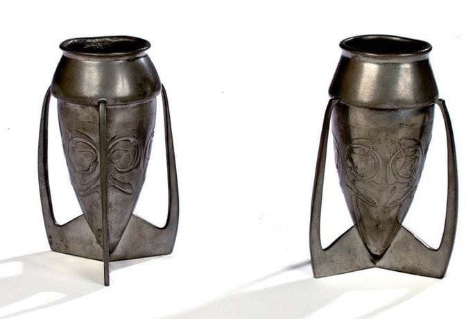 Archibald KNOX (1864-1933) pour LIBERTY & Cie
Série Etain Tudric Paire de vases cornet à trois ailettes ajourées. Décor repoussé typiquement Arts & Crafts. Enfoncements. Cachets et numéros sous les bases. Hauteur: 19 cm Bibliographie: « Liberty & Cie Paris et Londres, bibelots et fantaisies » catalogue d'époque de la maison. Modèle identique reproduit 30.