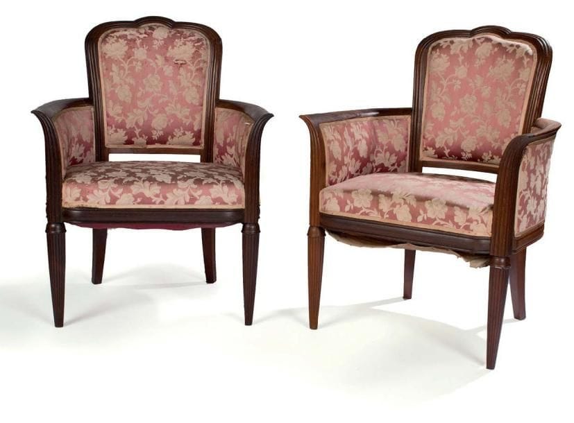 Paul FOLLOT (1877-1941)
Paire de fauteuils d'appoint. Les fûts sont réalisés en palissandre massif sculpté et nervuré. Décor de gradins sur les dossiers en ogive et de chapiteaux en clochette de muguet stylisée sur les pieds antérieurs cannelés. Garniture, usagée, non d'origine. Circa 1920/25. 88 x 66 x 66 cm Bibliographie: « Le Meuble » Editions du Chêne Paris 1941. Légère variante reproduite page 53. « Art et Décoration » septembre 1921. Variante version Gondole reproduit page 75.