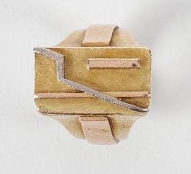 Jean DESPRES (1889-1980)
Rare bague moderniste trois Ors. Décor abstrait de fines barrettes géométriques en or blanc et en or rose sur fond en or jaune à surface martelée. L'anneau en or jaune est orné, sur son pourtour, d'un jonc en ressaut en or rose entièrement martelé. Signé à la pointe et porte les poinçons de Maître Orfèvre et de titre. Poids: 20 g Provenance: Collection de Monsieur S. (Yonne)
