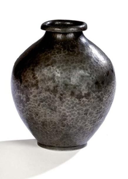 Jean DESPRES (1889-1980)
Vase balustre à col ourlé. Épreuve en étain à surface entièrement martelée. Travail des années 1930/40. Signé à la pointe sous la base. Hauteur: 19 cm Provenance: Collection Monsieur R. à Avallon.